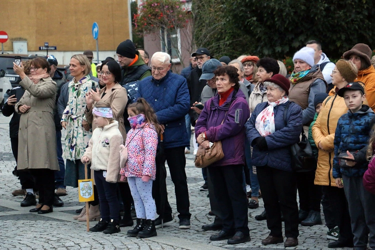 Pielgrzymka mieszkańców Trzebnicy do grobu św. Jadwigi Śląskiej - poświęcenie sztandaru gminy