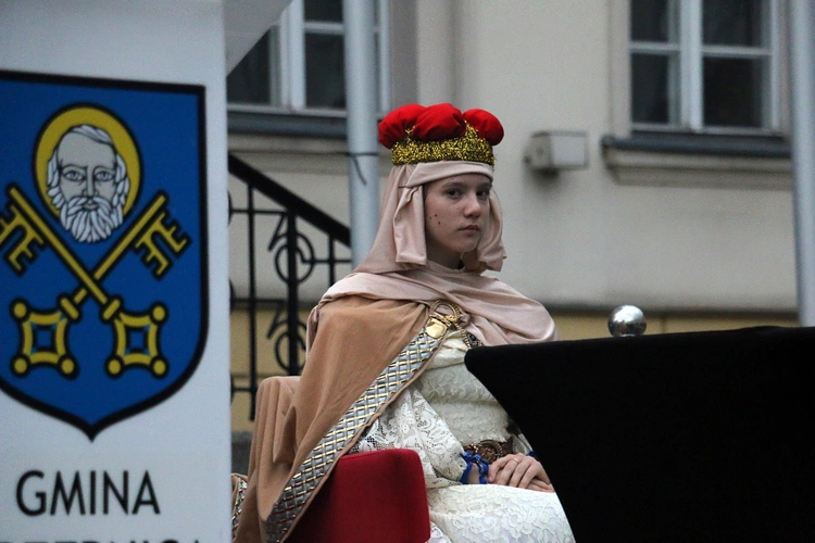 Pielgrzymka mieszkańców Trzebnicy do grobu św. Jadwigi Śląskiej - poświęcenie sztandaru gminy