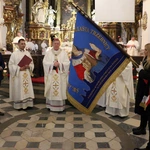 Pielgrzymka mieszkańców Trzebnicy do grobu św. Jadwigi Śląskiej - poświęcenie sztandaru gminy