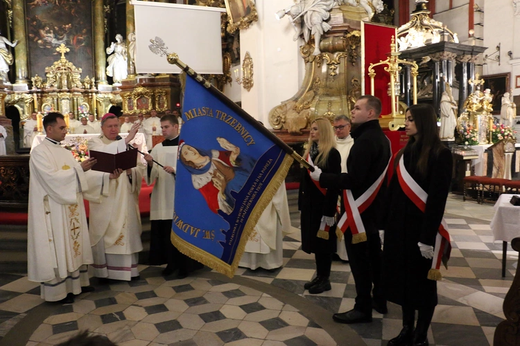 Pielgrzymka mieszkańców Trzebnicy do grobu św. Jadwigi Śląskiej - poświęcenie sztandaru gminy