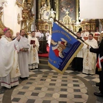 Pielgrzymka mieszkańców Trzebnicy do grobu św. Jadwigi Śląskiej - poświęcenie sztandaru gminy