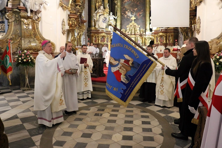 Pielgrzymka mieszkańców Trzebnicy do grobu św. Jadwigi Śląskiej - poświęcenie sztandaru gminy