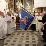 Pielgrzymka mieszkańców Trzebnicy do grobu św. Jadwigi Śląskiej - poświęcenie sztandaru gminy