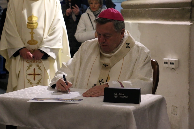 Pielgrzymka mieszkańców Trzebnicy do grobu św. Jadwigi Śląskiej - poświęcenie sztandaru gminy