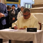 Pielgrzymka mieszkańców Trzebnicy do grobu św. Jadwigi Śląskiej - poświęcenie sztandaru gminy