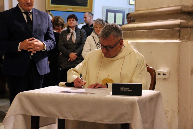 Pielgrzymka mieszkańców Trzebnicy do grobu św. Jadwigi Śląskiej - poświęcenie sztandaru gminy