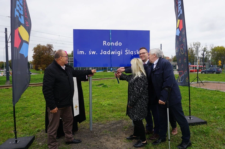 Odsłonięcie i poświęcenie tablicy na rondzie św. Jadwigi Śląskiej