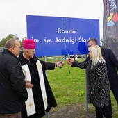 Odsłonięcie i poświęcenie tablicy na rondzie św. Jadwigi Śląskiej