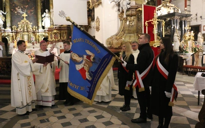 Pielgrzymka mieszkańców Trzebnicy do grobu św. Jadwigi Śląskiej - poświęcenie sztandaru gminy