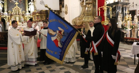 Pielgrzymka mieszkańców Trzebnicy do grobu św. Jadwigi Śląskiej - poświęcenie sztandaru gminy