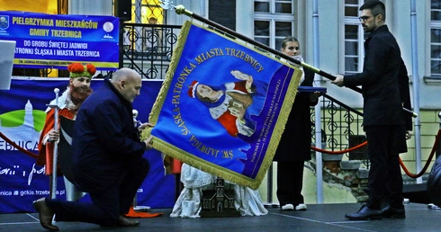 To miasto kocha św. Jadwigę Śląską. Właśnie zaprezentowało nowy sztandar z jej wizerunkiem