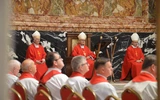 Wspólna modlitwa pielgrzymów w bazylice św. Piotra