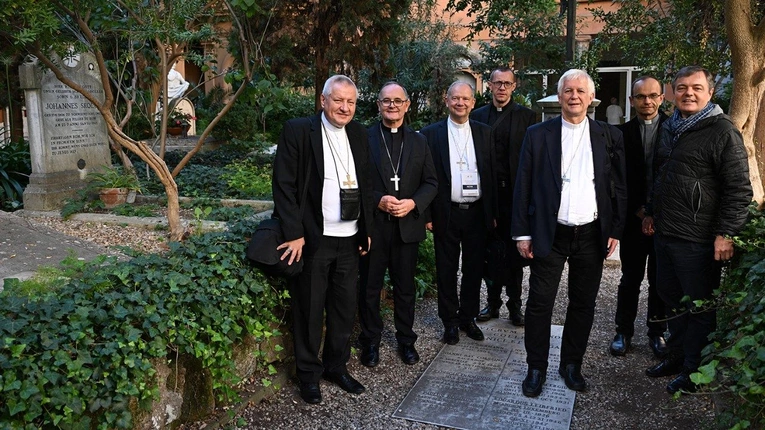 Biskupi przy grobie pielgrzyma ze Świętochłowic w Watykanie
