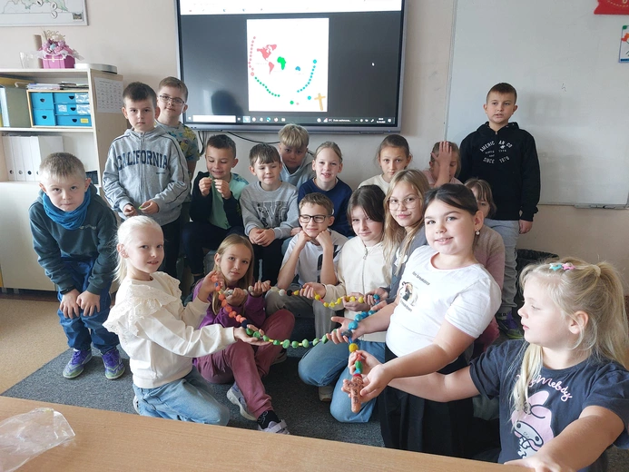 Dzieci tworzą różańce dla Maryi