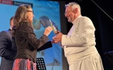 Moment wręczenia statuetki Amicus Matrimoniorum.