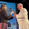 Moment wręczenia statuetki Amicus Matrimoniorum.