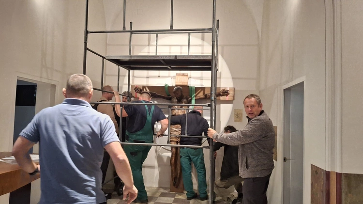 Montaż nowego prezbiterium