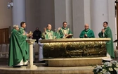 Pracownicy służby zdrowia na Mszy Św. w katowickiej Katedrze Chrystusa Króla