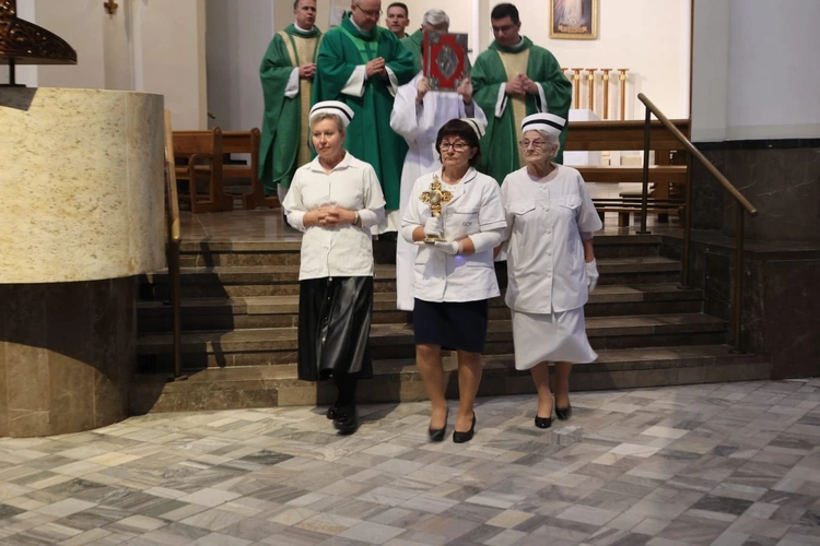 Pracownicy służby zdrowia na Mszy Św. w katowickiej Katedrze Chrystusa Króla