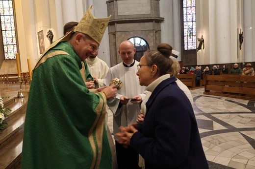 Pracownicy służby zdrowia na Mszy Św. w katowickiej Katedrze Chrystusa Króla