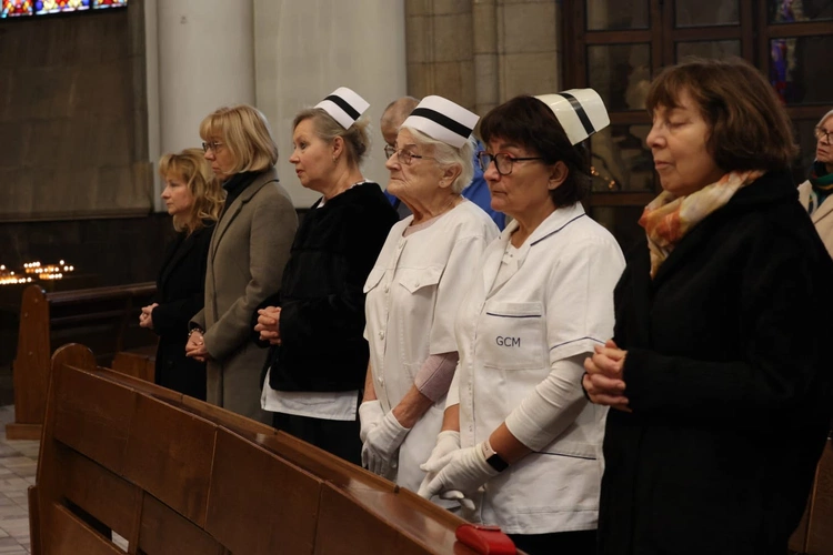 Pracownicy służby zdrowia na Mszy Św. w katowickiej Katedrze Chrystusa Króla