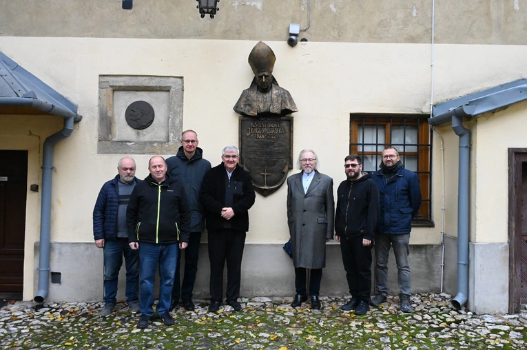 Tablica pamiątkowa ks. Jerzego Bryły