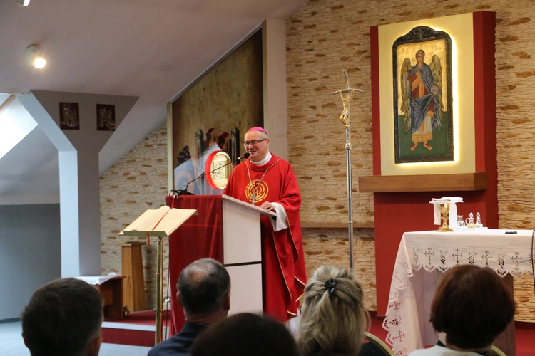 Płock. Spotkanie rodzin misjonarzy z bp. Szymonem Stułkowskim