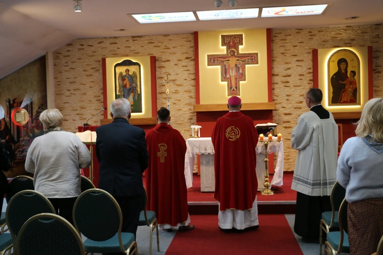 Płock. Spotkanie rodzin misjonarzy z bp. Szymonem Stułkowskim