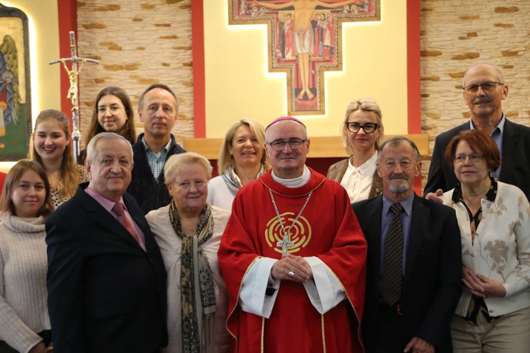Płock. Spotkanie rodzin misjonarzy z bp. Szymonem Stułkowskim