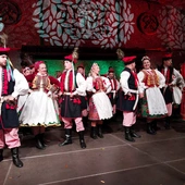 Podłoga drżała od tańca i śpiewu