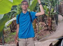 Chłopak lubi podróżować.  Tu na plantacji bananów  na wyspie Madera 