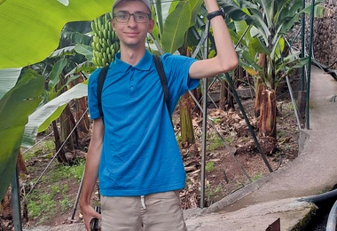 Chłopak lubi podróżować.  Tu na plantacji bananów  na wyspie Madera 