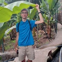 Chłopak lubi podróżować.  Tu na plantacji bananów  na wyspie Madera 