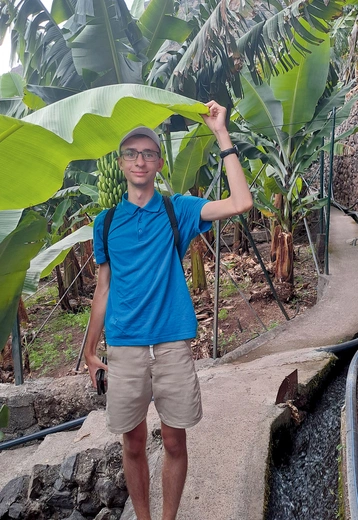 Chłopak lubi podróżować.  Tu na plantacji bananów  na wyspie Madera 