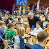 Szachy uczą samodzielności.  W czasie partii przy stole  jest tylko przeciwnik  i sędzia gdy potrzeba pomocy 