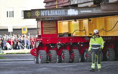 Pięciokilometrowa podróż czerwonego, drewnianego kościoła trwała 12 godzin