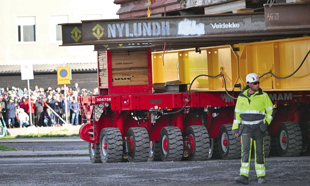Pięciokilometrowa podróż czerwonego, drewnianego kościoła trwała 12 godzin