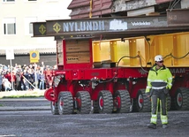 Pięciokilometrowa podróż czerwonego, drewnianego kościoła trwała 12 godzin