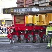 Pięciokilometrowa podróż czerwonego, drewnianego kościoła trwała 12 godzin