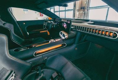 Kierownica w nawiązaniu  do sportowego charakteru  jest niemal prostokątna. Wnętrze utrzymano w surowej czerni z pomarańczowymi elementami