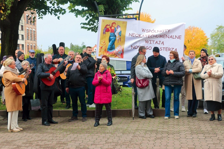 Wierni z radością przyjęli nowego ordynariusza. 