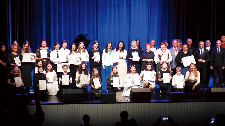 Laureaci prezentacji na scenie kęckiego Domu Kultury.