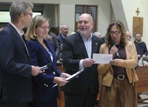 Jadwiga i Ryszard Borowcowie (z prawej) przekazują odpowiedzialność za wspólnotę Agnieszce i Krzysztofowi Grotom.