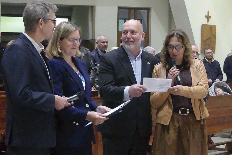 Jadwiga i Ryszard Borowcowie (z prawej) przekazują odpowiedzialność za wspólnotę Agnieszce i Krzysztofowi Grotom.