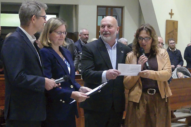 Jadwiga i Ryszard Borowcowie (z prawej) przekazują odpowiedzialność za wspólnotę Agnieszce i Krzysztofowi Grotom.