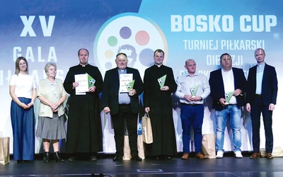   Najlepsi opiekunowie drużyn z organizatorami rozgrywek. Od lewej: Izabela Habdas, Teresa Pomper, ks. Bogusław Szwanda, ks. Jarosław Fijołek, ks. Michał Styła, Bartłomiej Beer, Maciej Molenda i ks. Marcin Pomper.