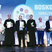   Najlepsi opiekunowie drużyn z organizatorami rozgrywek. Od lewej: Izabela Habdas, Teresa Pomper, ks. Bogusław Szwanda, ks. Jarosław Fijołek, ks. Michał Styła, Bartłomiej Beer, Maciej Molenda i ks. Marcin Pomper.