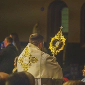 Spotkania odbywają się w kościele św. Jacka. Gromadzą od kilkudziesięciu do kilkuset osób pragnących modlitwy, słuchania i spotkania z żywym Panem. 