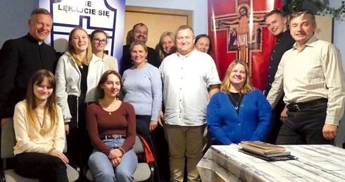 Oazowa diakonia wyzwolenia w nowym składzie na spotkaniu w parafii św. Pawła w Bielsku-Białej. 