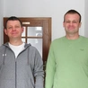 Tomasz i Mateusz w domu parafialnym czekają na kandydatów do grupy.
